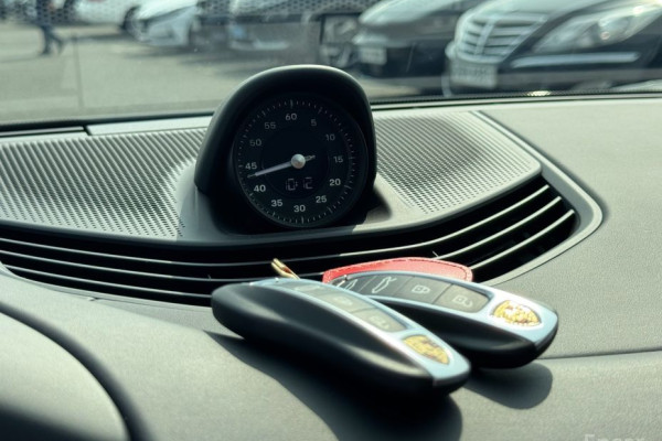 2024 Porsche Taycan с пробегом 5 500 км