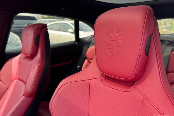 2024 Porsche Taycan с пробегом 5 500 км