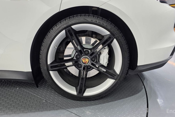 2023 Porsche Taycan с пробегом 26 221 км