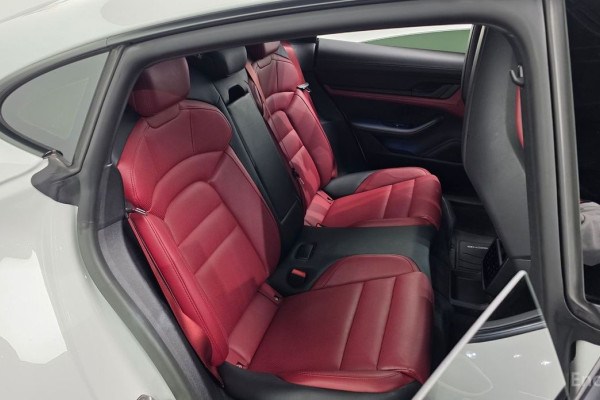 2023 Porsche Taycan с пробегом 26 221 км