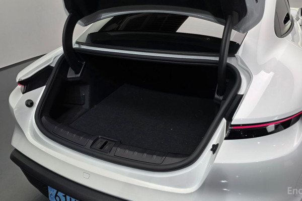 2023 Porsche Taycan с пробегом 26 221 км