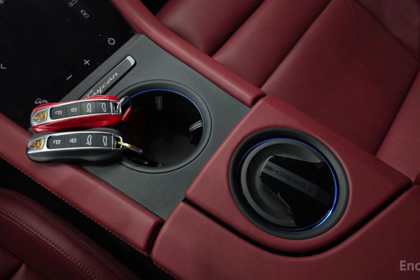 2023 Porsche Taycan с пробегом 26 221 км