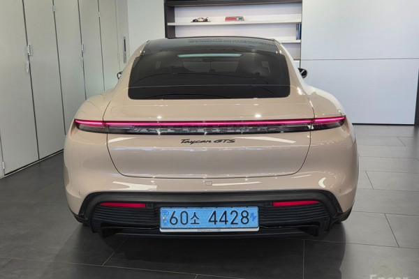 2023 Porsche Taycan с пробегом 36 937 км