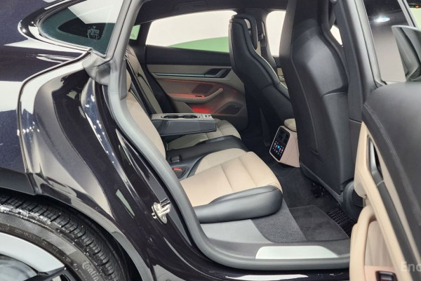 2025 Porsche Taycan с пробегом 12 659 км