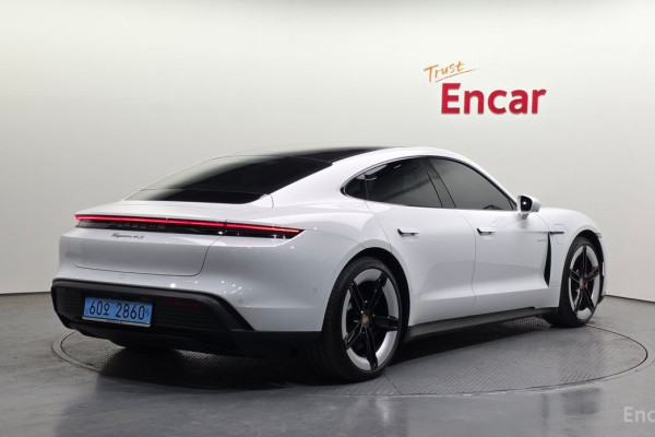 2025 Porsche Taycan с пробегом 4 930 км