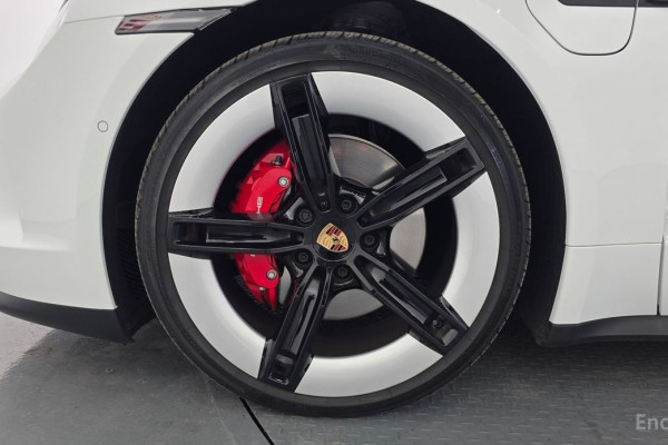 2025 Porsche Taycan с пробегом 4 930 км