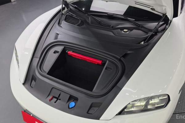 2025 Porsche Taycan с пробегом 4 930 км