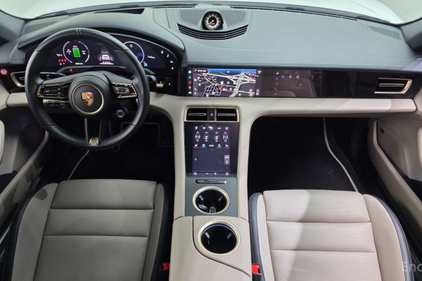 2025 Porsche Taycan с пробегом 4 930 км