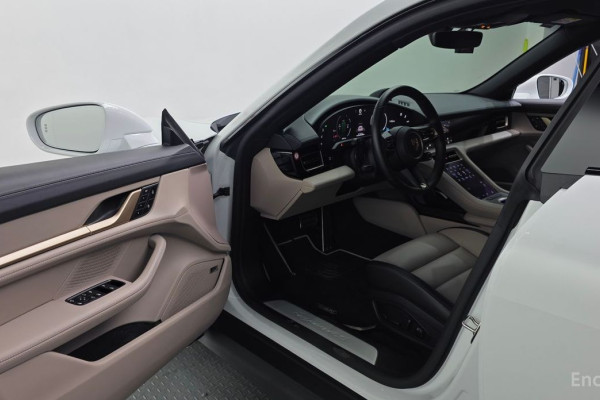 2025 Porsche Taycan с пробегом 4 930 км