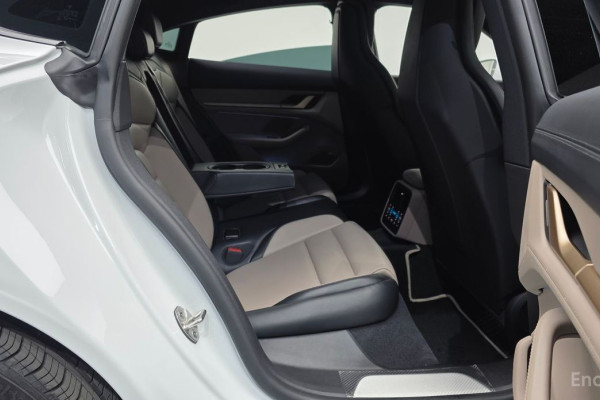 2025 Porsche Taycan с пробегом 4 930 км