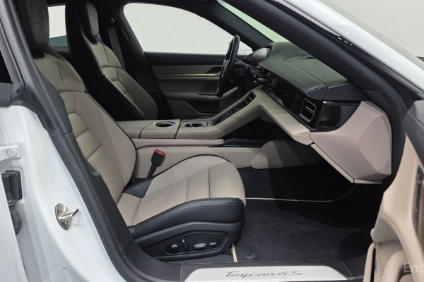 2025 Porsche Taycan с пробегом 4 930 км