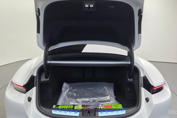 2025 Porsche Taycan с пробегом 4 930 км