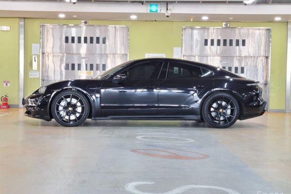2022 Porsche Taycan с пробегом 8 900 км