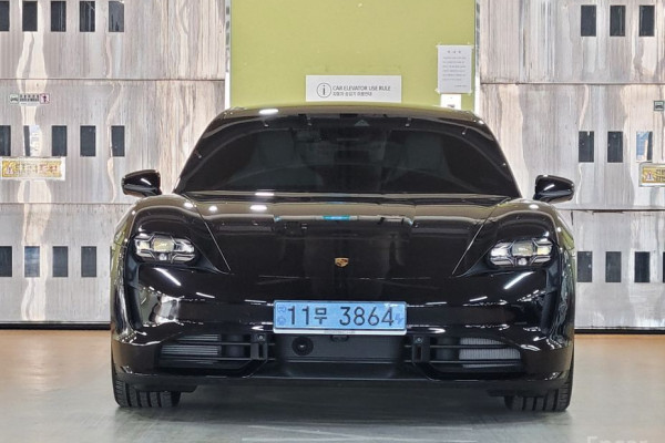 2022 Porsche Taycan с пробегом 8 900 км