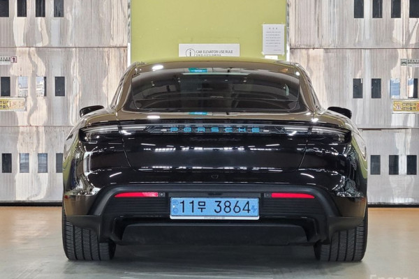 2022 Porsche Taycan с пробегом 8 900 км