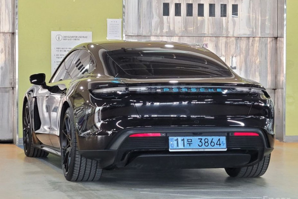 2022 Porsche Taycan с пробегом 8 900 км