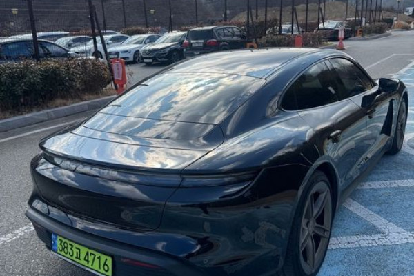 2025 Porsche Taycan с пробегом 30 000 км