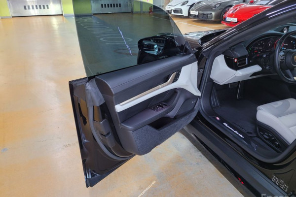 2022 Porsche Taycan с пробегом 8 900 км