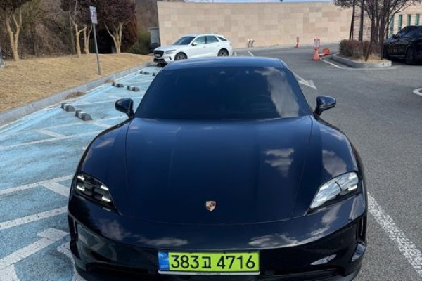 2025 Porsche Taycan с пробегом 30 000 км
