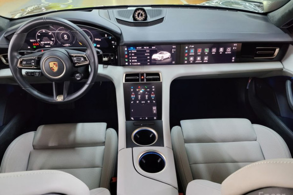 2022 Porsche Taycan с пробегом 8 900 км