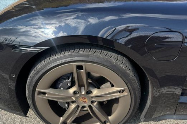 2025 Porsche Taycan с пробегом 30 000 км