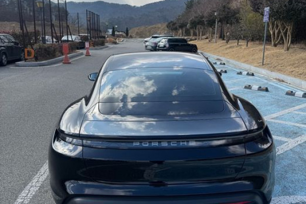 2025 Porsche Taycan с пробегом 30 000 км