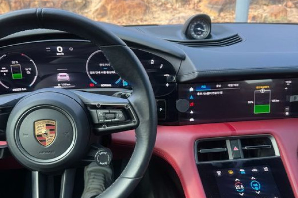 2025 Porsche Taycan с пробегом 30 000 км