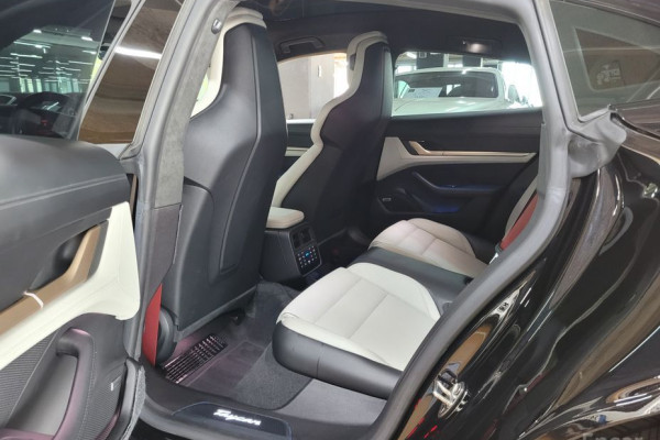 2022 Porsche Taycan с пробегом 8 900 км