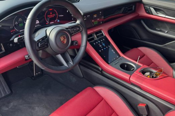 2025 Porsche Taycan с пробегом 30 000 км