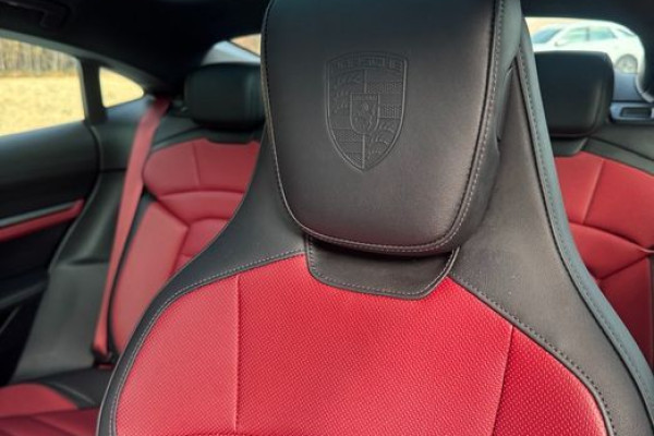 2025 Porsche Taycan с пробегом 30 000 км