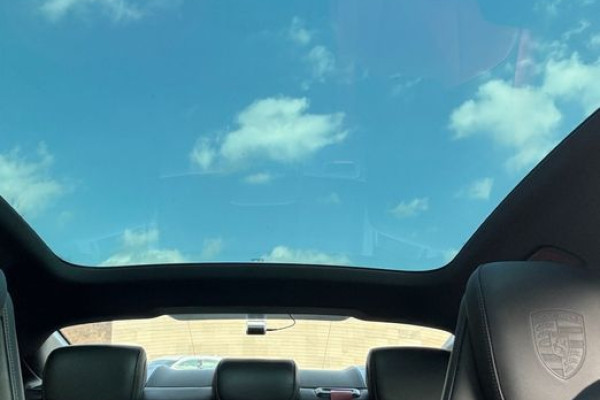 2025 Porsche Taycan с пробегом 30 000 км