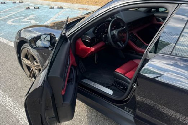 2025 Porsche Taycan с пробегом 30 000 км