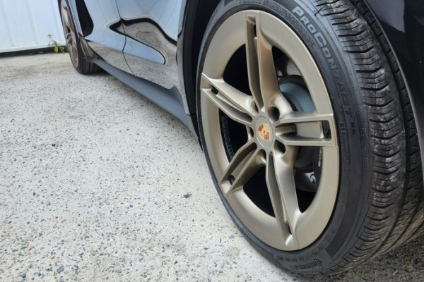 2025 Porsche Taycan с пробегом 30 000 км