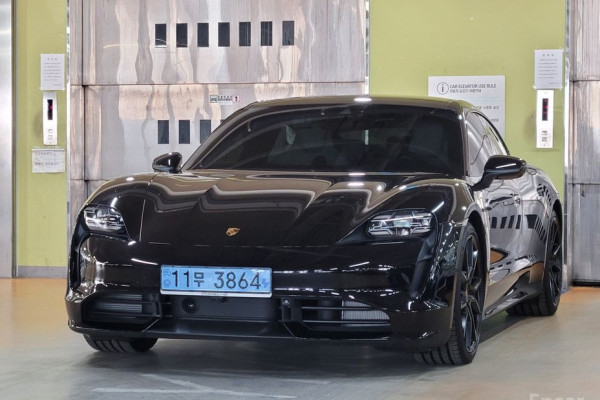 2022 Porsche Taycan с пробегом 8 900 км