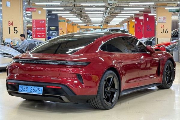2025 Porsche Taycan с пробегом 250 км