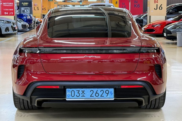 2025 Porsche Taycan с пробегом 250 км