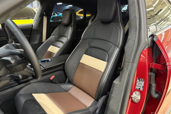 2025 Porsche Taycan с пробегом 250 км