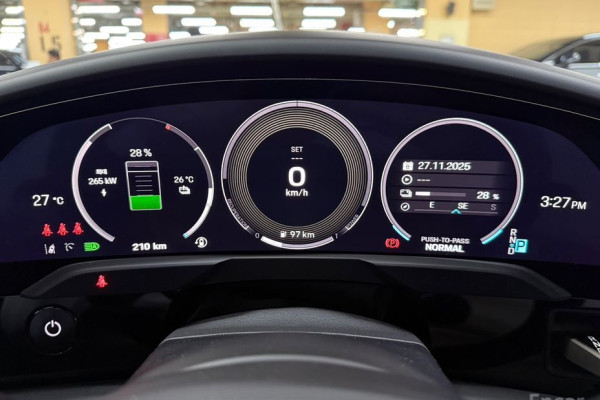 2025 Porsche Taycan с пробегом 250 км