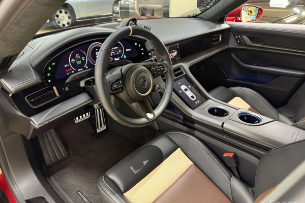 2025 Porsche Taycan с пробегом 250 км