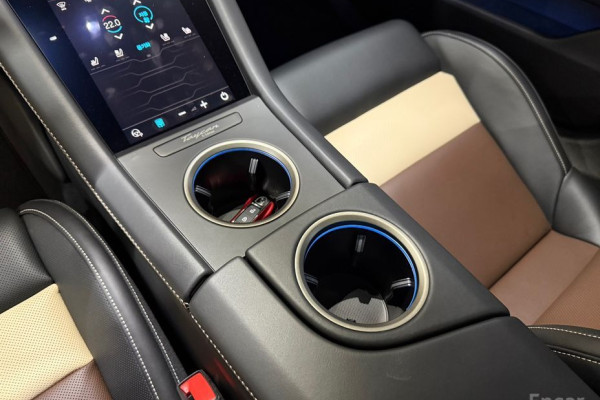 2025 Porsche Taycan с пробегом 250 км