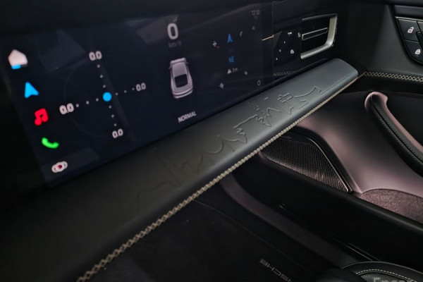 2025 Porsche Taycan с пробегом 250 км