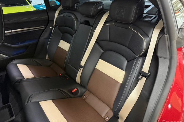 2025 Porsche Taycan с пробегом 250 км