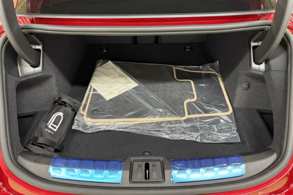 2025 Porsche Taycan с пробегом 250 км