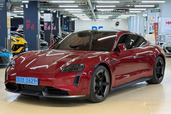 2025 Porsche Taycan с пробегом 250 км