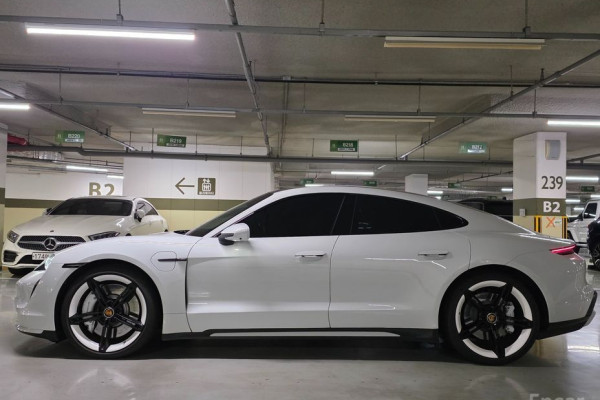 2022 Porsche Taycan с пробегом 52 700 км