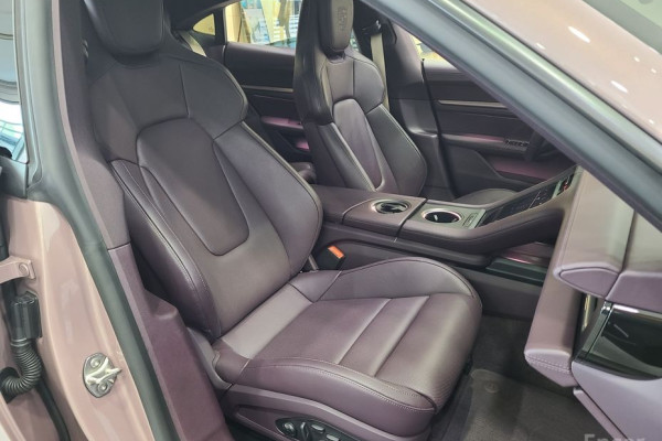 2023 Porsche Taycan с пробегом 9 500 км