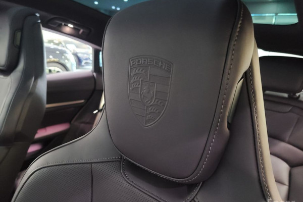 2023 Porsche Taycan с пробегом 9 500 км