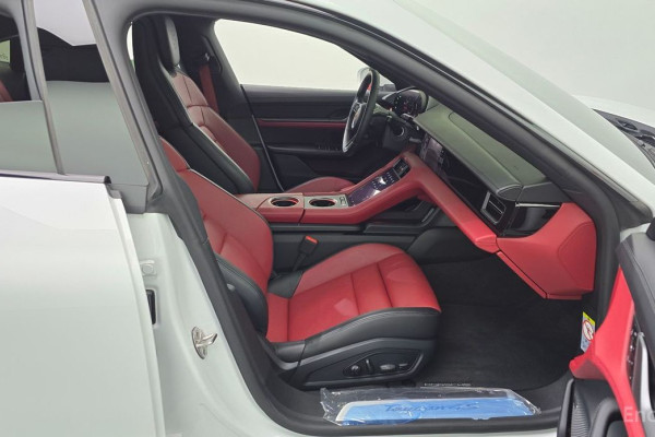 2025 Porsche Taycan с пробегом 38 015 км