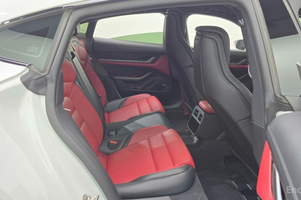 2025 Porsche Taycan с пробегом 38 015 км