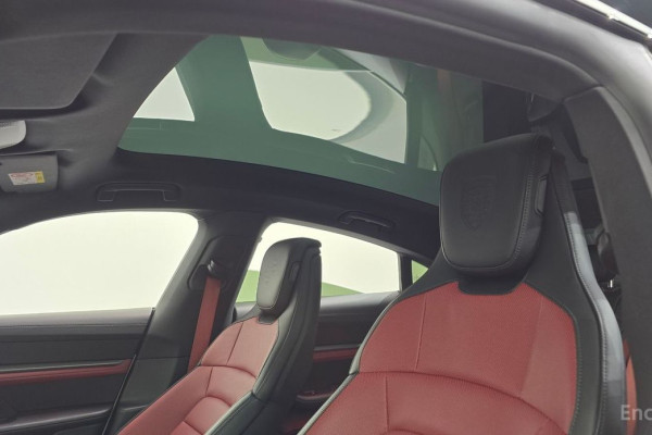 2025 Porsche Taycan с пробегом 38 015 км